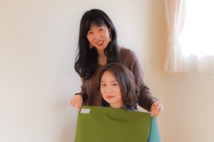 木村弥子さんがパーソナルカラー診断をしている画像